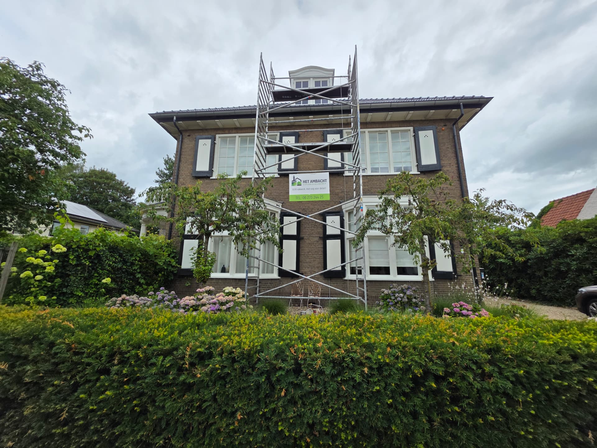 Vooraanzicht van het gemeentelijk monument met steiger voor de gevel