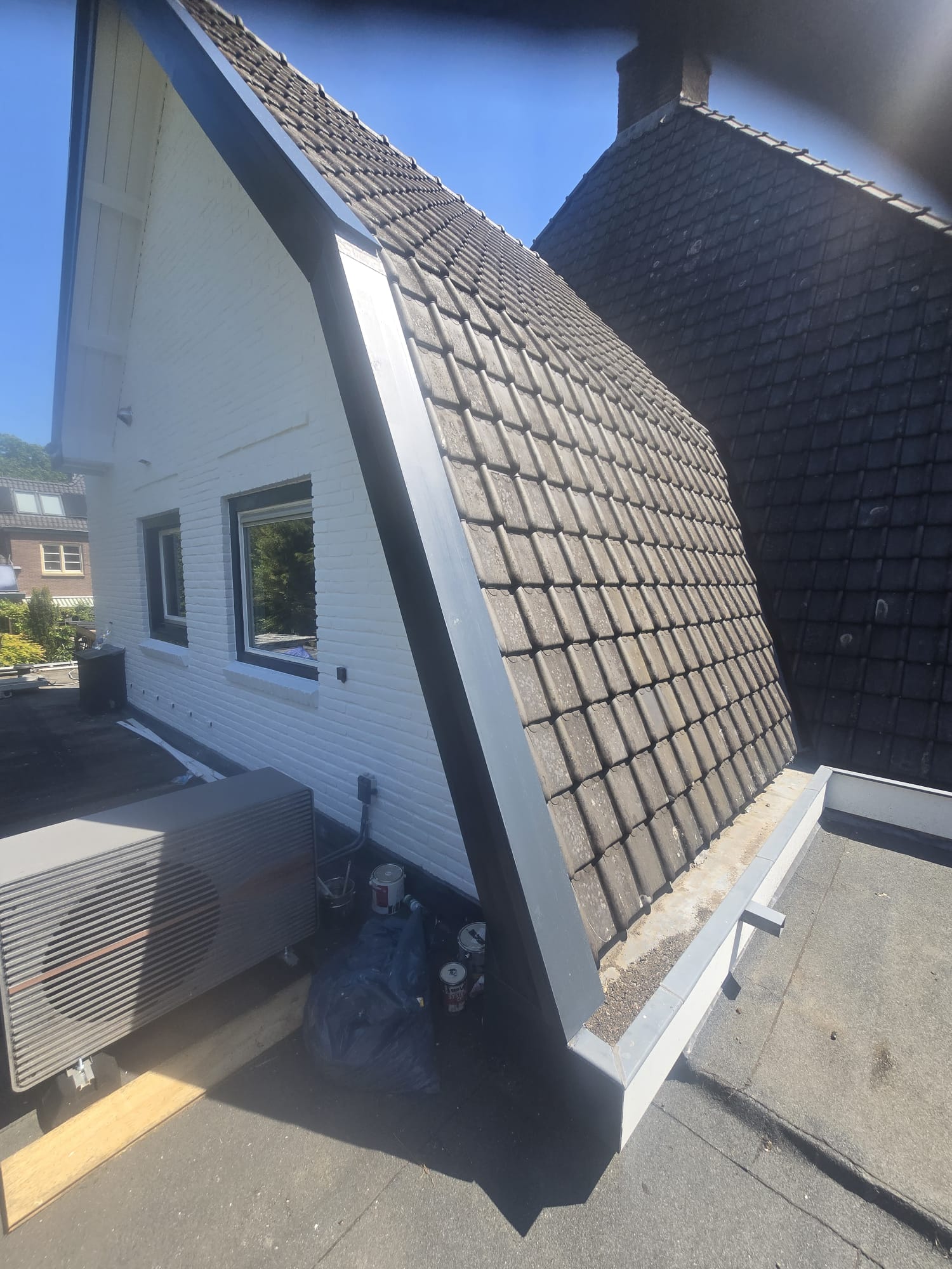 Detail van vernieuwd zinkwerk langs de zijgevel van het woonhuis