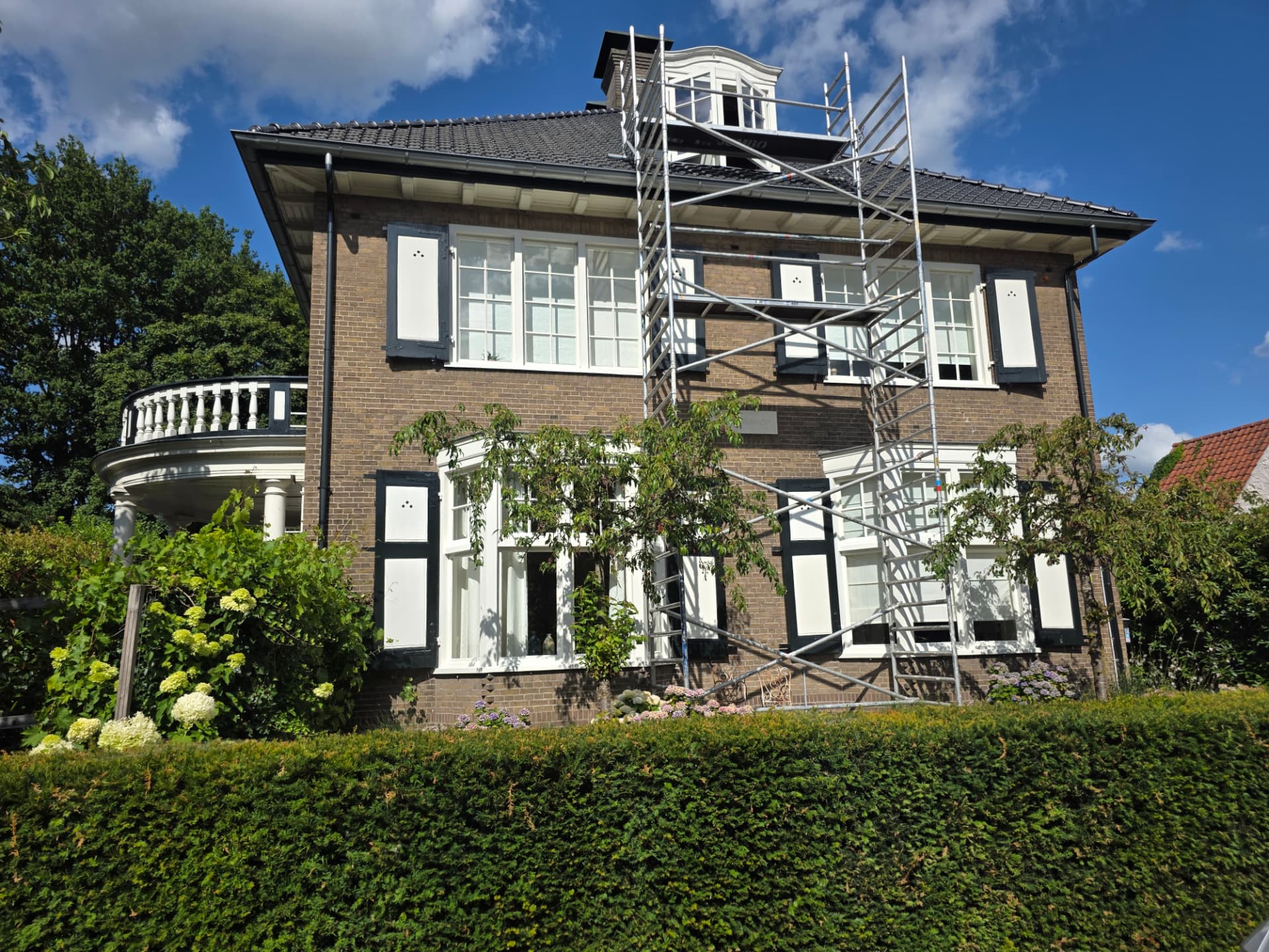 Sfeervol gemeentelijk monument tijdens onderhoudsschilderwerk aan kozijnen en luiken