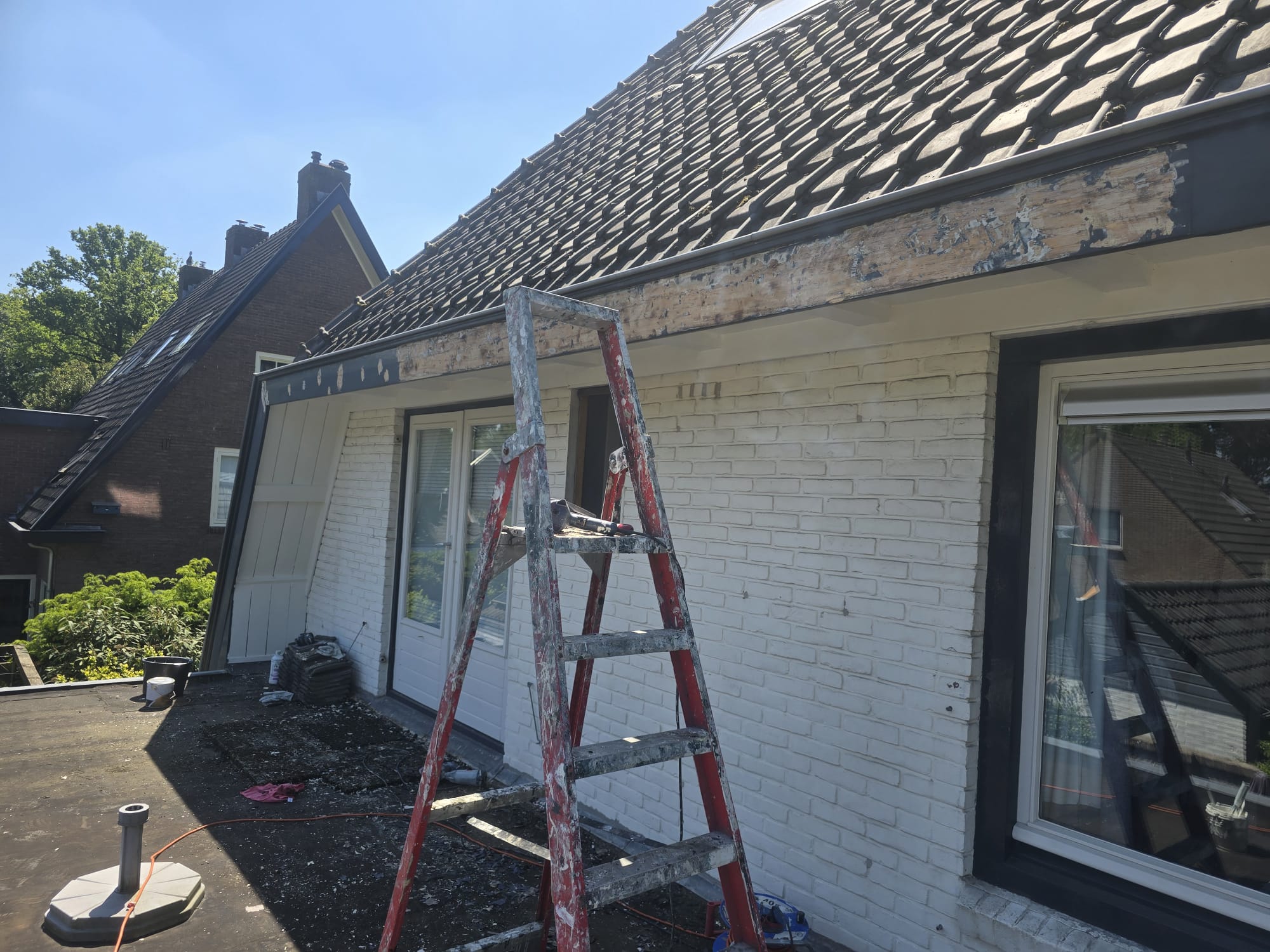 Boeiboord waarvan de oude verflaag is verwijderd ter voorbereiding op schilderwerk