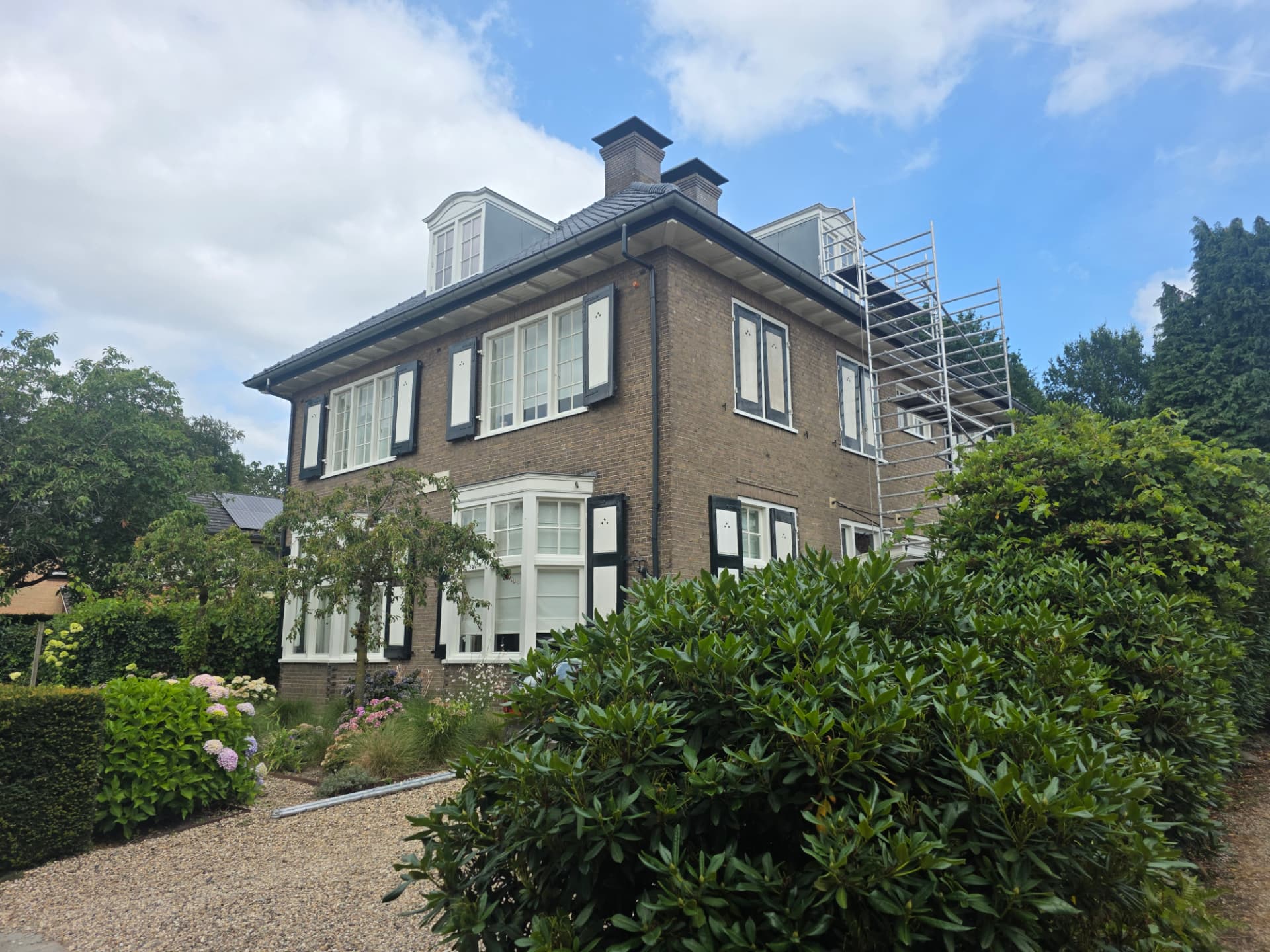 Hoekaanzicht van de woning en steiger bij de zijgevel